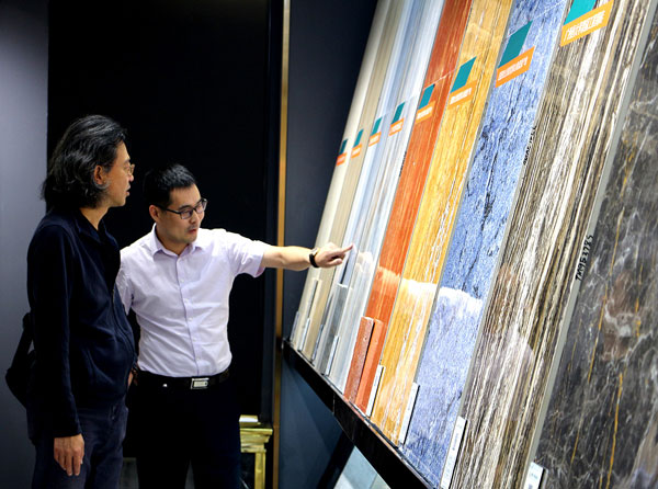 台湾著名设计大师莅临通利大理石瓷砖总部参观指导！